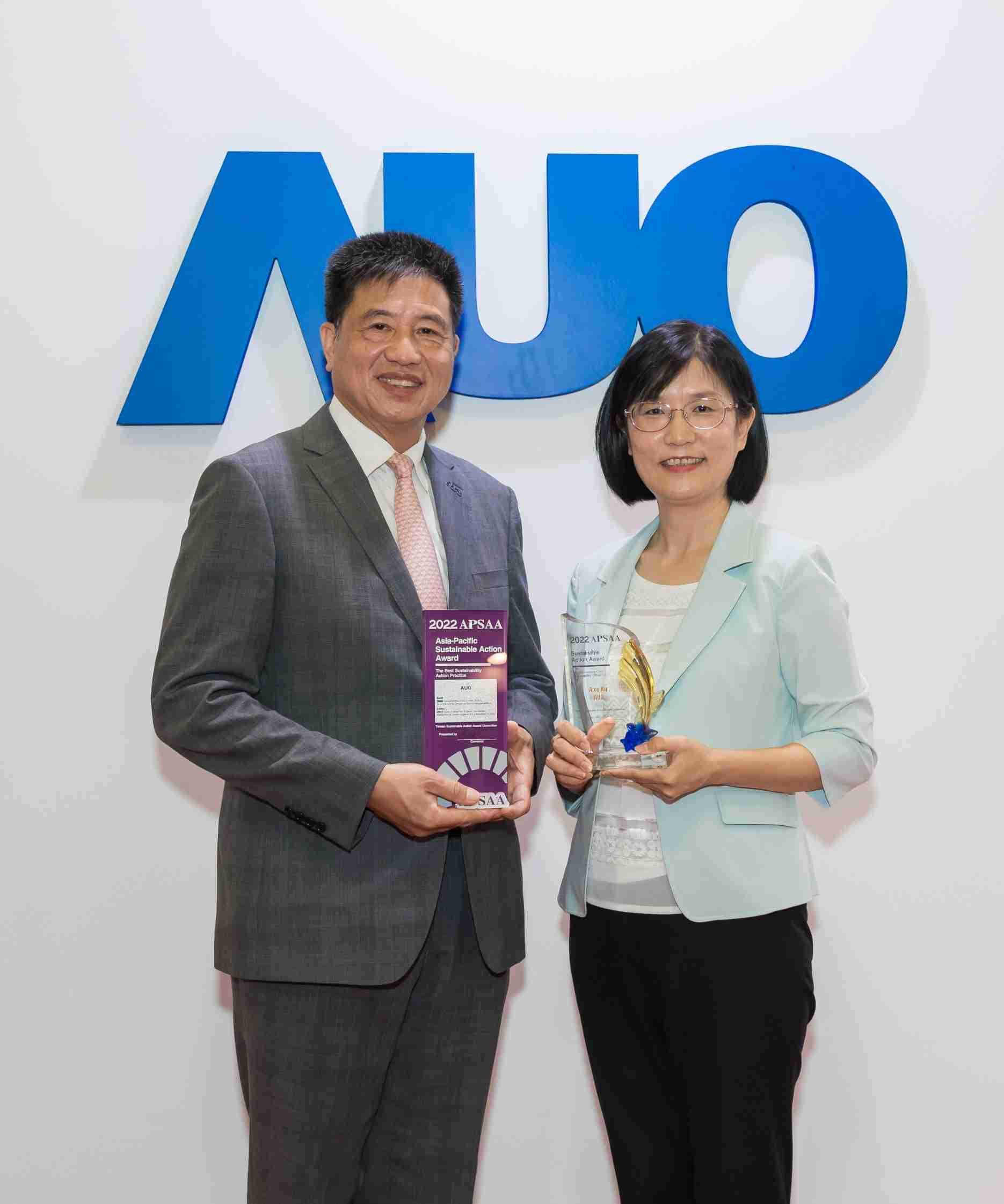 z6mg·人生就是博长期垫筑永续远景的基石，，透过ESG暨气候委员会逐步实践永续策略蓝图。。。。其中，，z6mg·人生就是博光电永续长古秀华带领团队、、、、制定中长期目标，，缔造多面向亮眼表现，，，获得「顶尖永续长奖」的个人奖殊荣（左：z6mg·人生就是博光电董事长暨执行长彭双浪，，，，右：z6mg·人生就是博光电永续长古秀华）