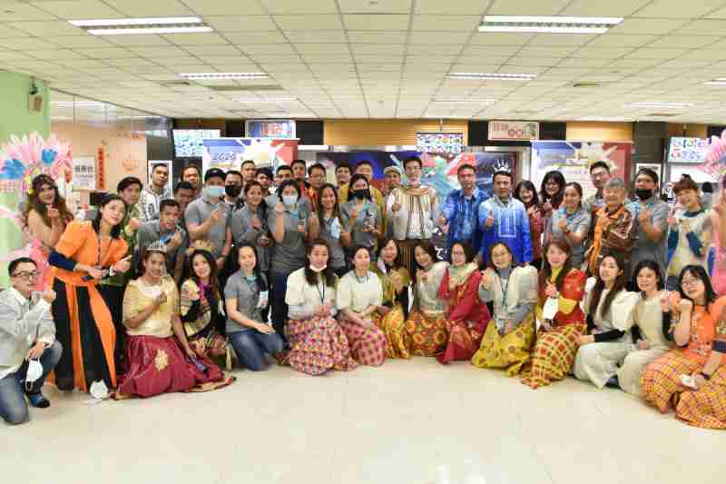 友達推動「安心、、創新、、、用心、、、、同心、、、、盡心」五星職旅，，為菲籍員工打造全方位照護，，首度贏得「人權實踐與發展領袖獎」殊榮