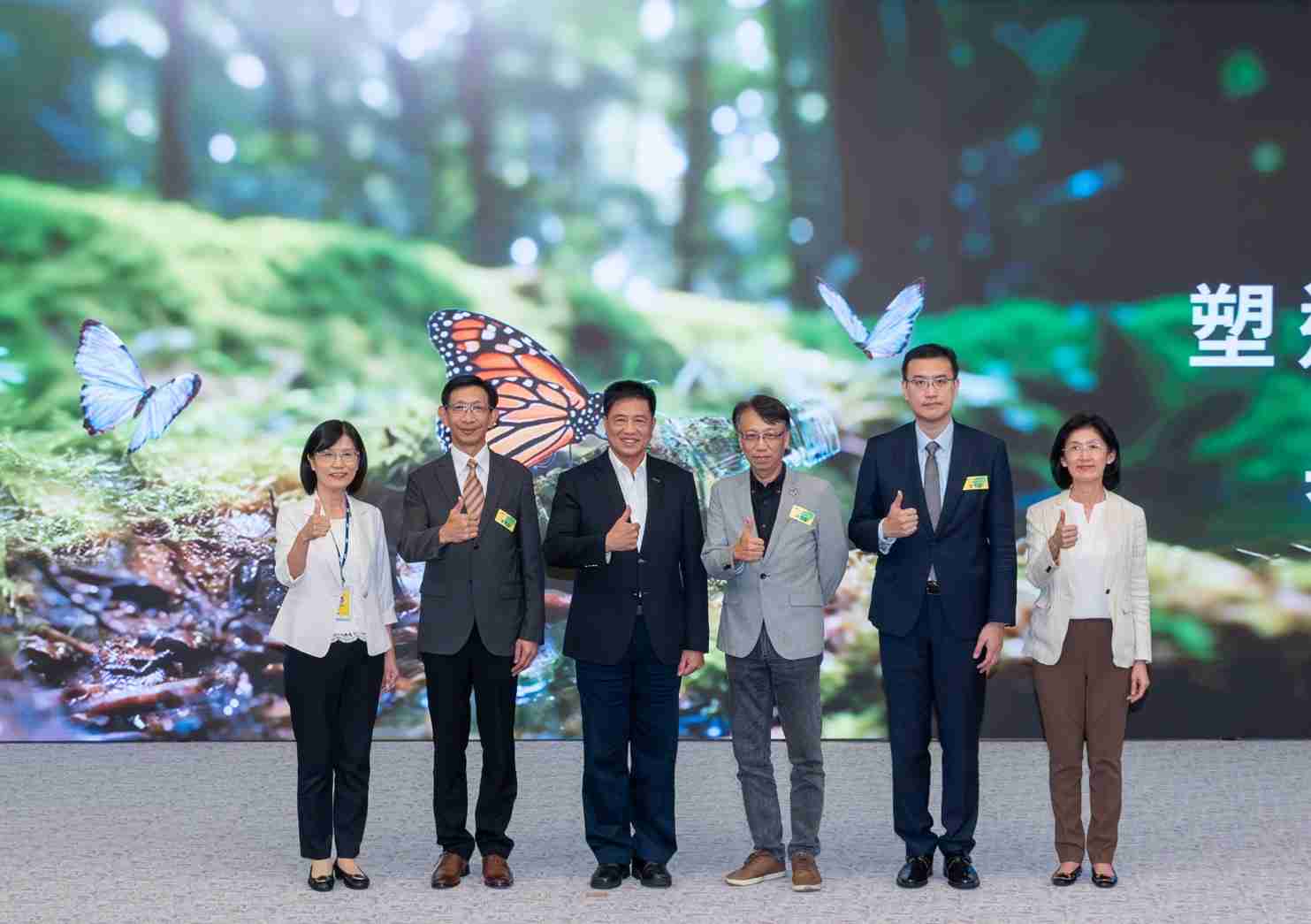 友達2023 CSR共榮大會，，，，邀請領域專家分享交流生物多樣性管理趨勢、、、無塑產品、、、、海廢永續塑料等議題  （圖左到右：友達光電永續長古秀華、、、、3M台灣技術長陳君杰、、友達光電董事長暨集團策略長彭双浪、、、、光寶科技企業永續發展處處長陳慶暉、、、安永聯合會計師事務所執業會計師曾于哲、、、友達光電供應鏈總部副總經理吳宜芳）