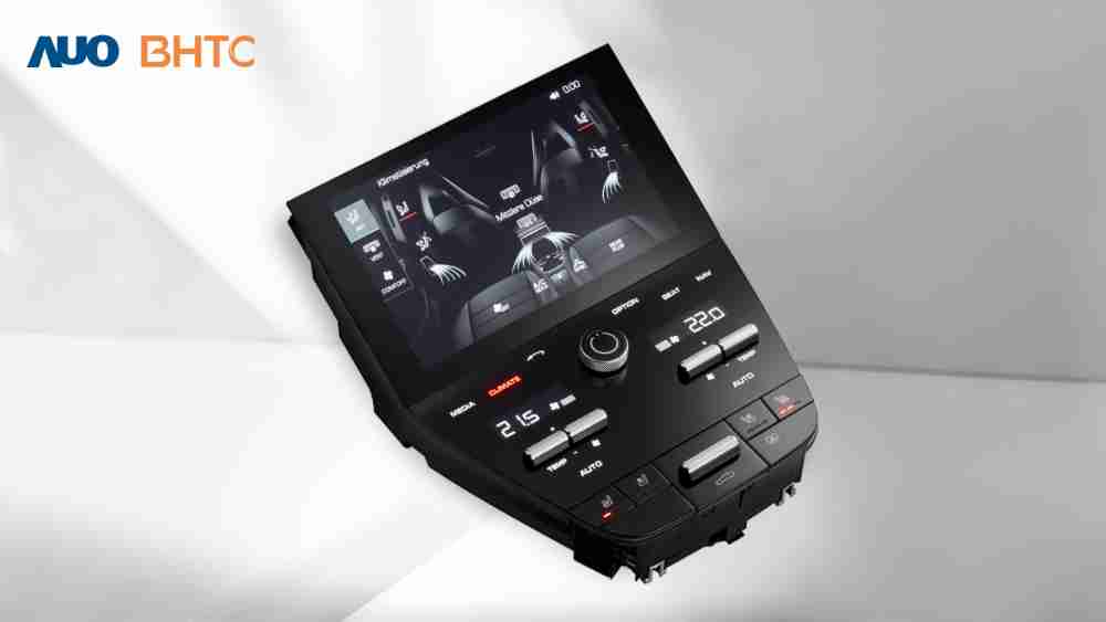 作為友達新生力軍，，BHTC所展示的中央與後座鞍部的Display HMI產品，，，，可處理多區恆溫控制、、、、顯示畫面，，，呈現仿真3D車室分區；以力傳感技術精準傳遞觸感，，並結合音量及震動反饋，，，防止意外啟動，，提供使用者自然流暢、、、、直觀且輕鬆駕馭的舒適介面