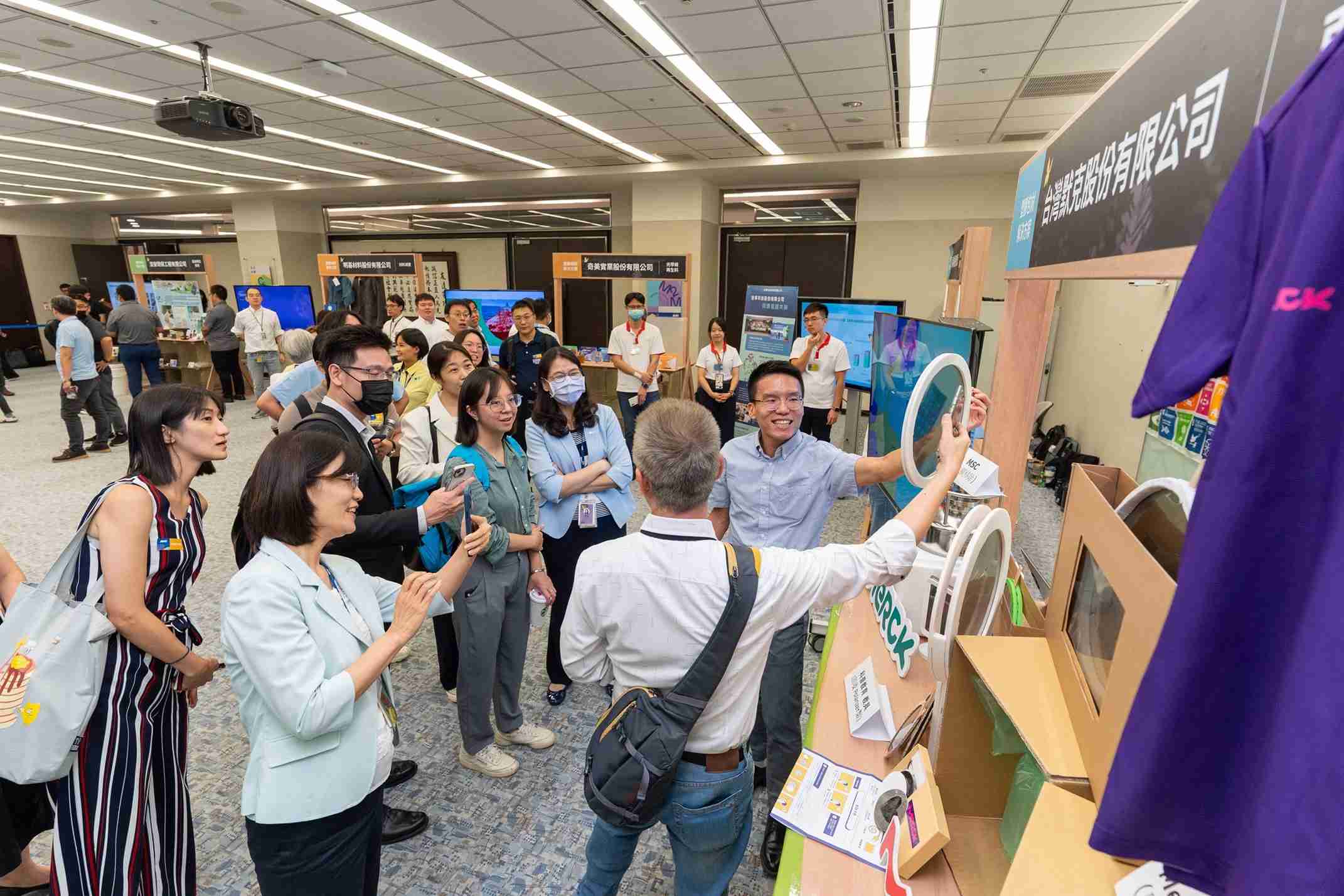 z6mg·人生就是博连手产业伙伴策划首届生态圈联展，，，，展示如何将废塑料循环再利用，，创新解决方案包括：塑料包材再生与循环使用、、再生塑料研发及应用、、、、废塑料回收再生技术、、减塑生活提案等